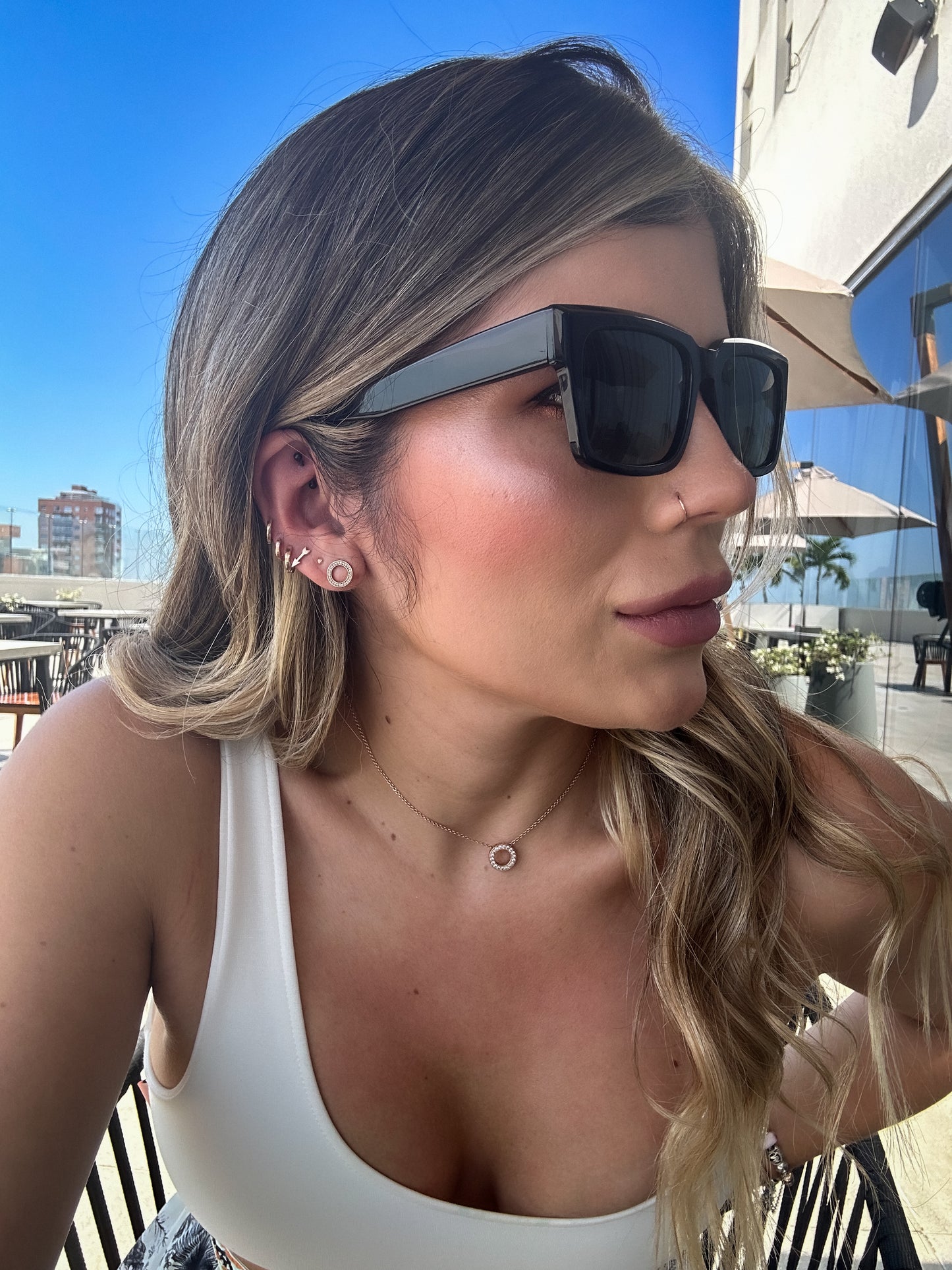 Gafas de sol unisex polarizadas con protección UV, fabricadas en material resistente de acetato.