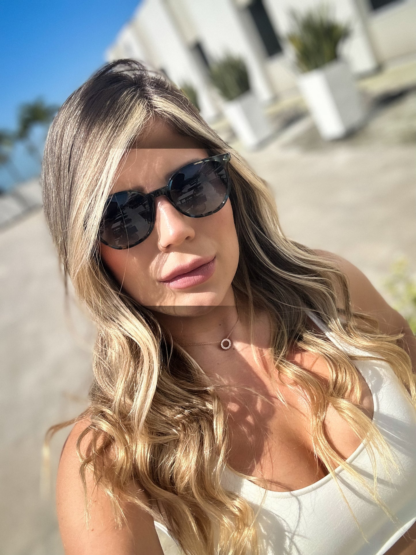 Gafas de sol unisex polarizadas con protección UV, fabricadas en material resistente de acetato.