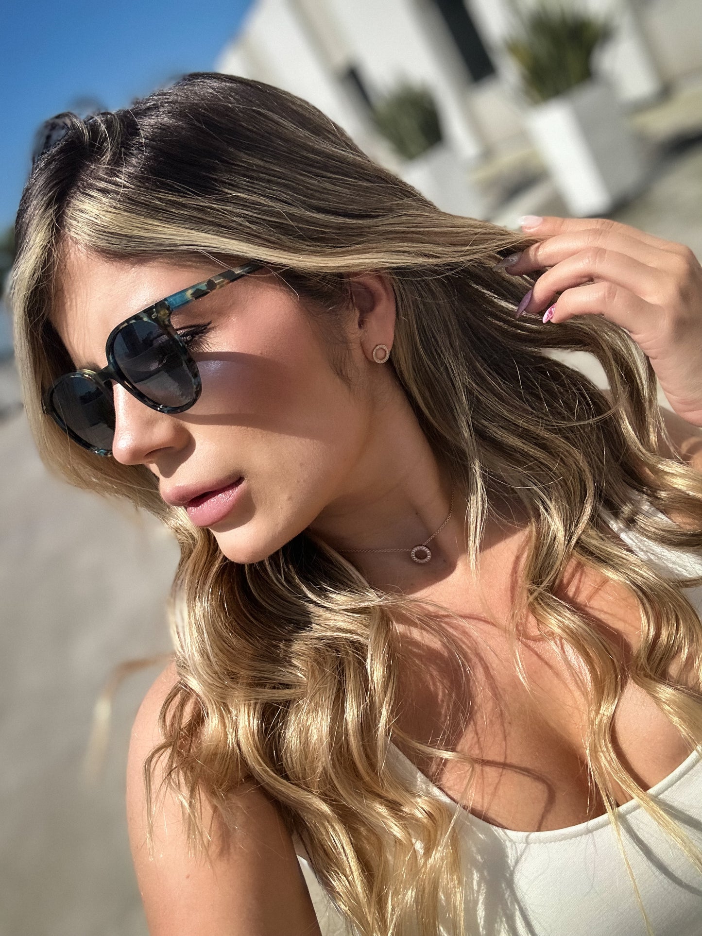 Gafas de sol unisex polarizadas con protección UV, fabricadas en material resistente de acetato.