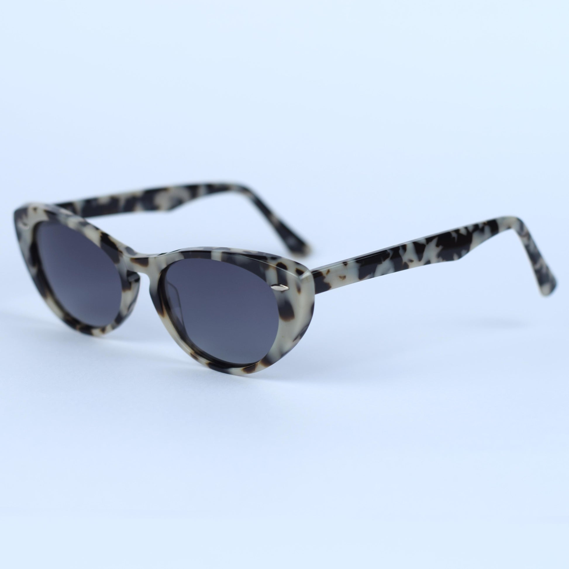 Gafas de sol unisex polarizadas con protección UV, fabricadas en material resistente de acetato.